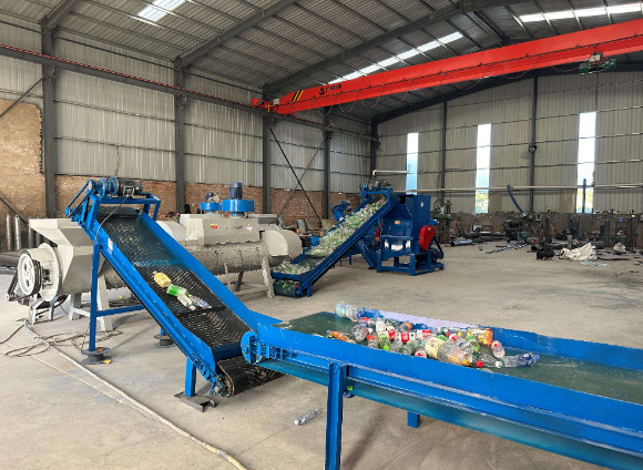 Déchets plastiques Pp Pe Pet Bouteilles en plastique machine à laver et recycler pour les fibres de polyester